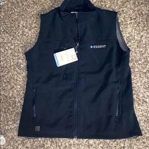 Essent Vest